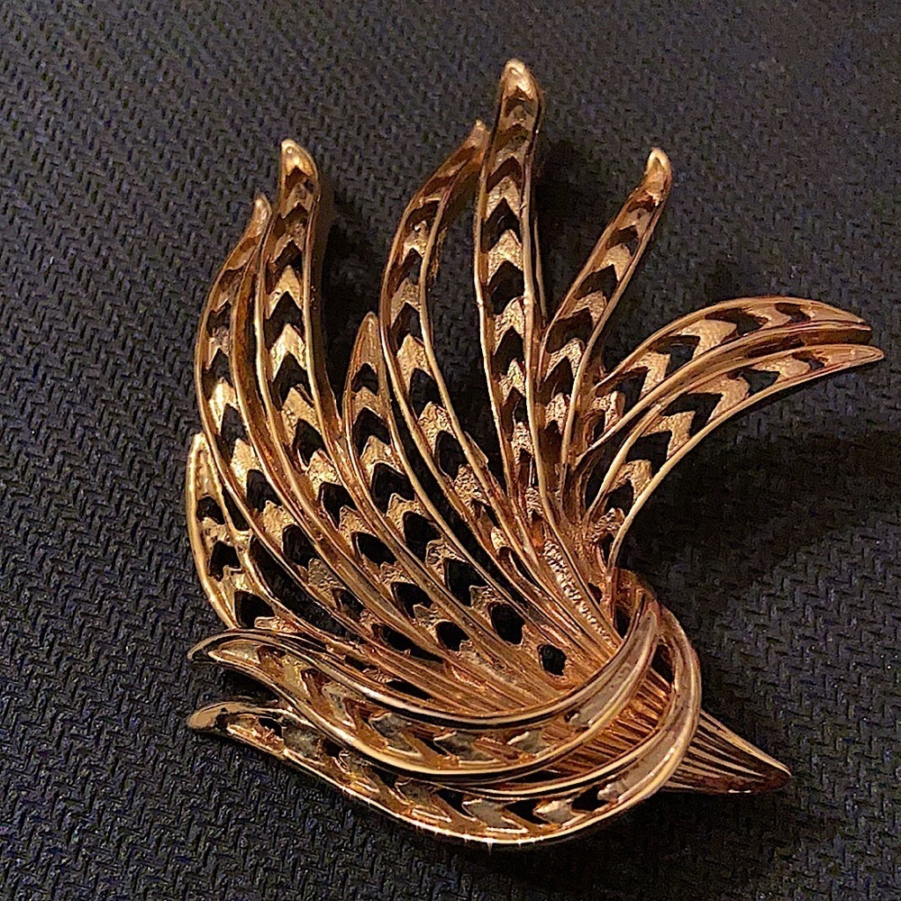 Vintage GoldTone Abstract Elegant Statement Feather Leaf Brooch Pin.